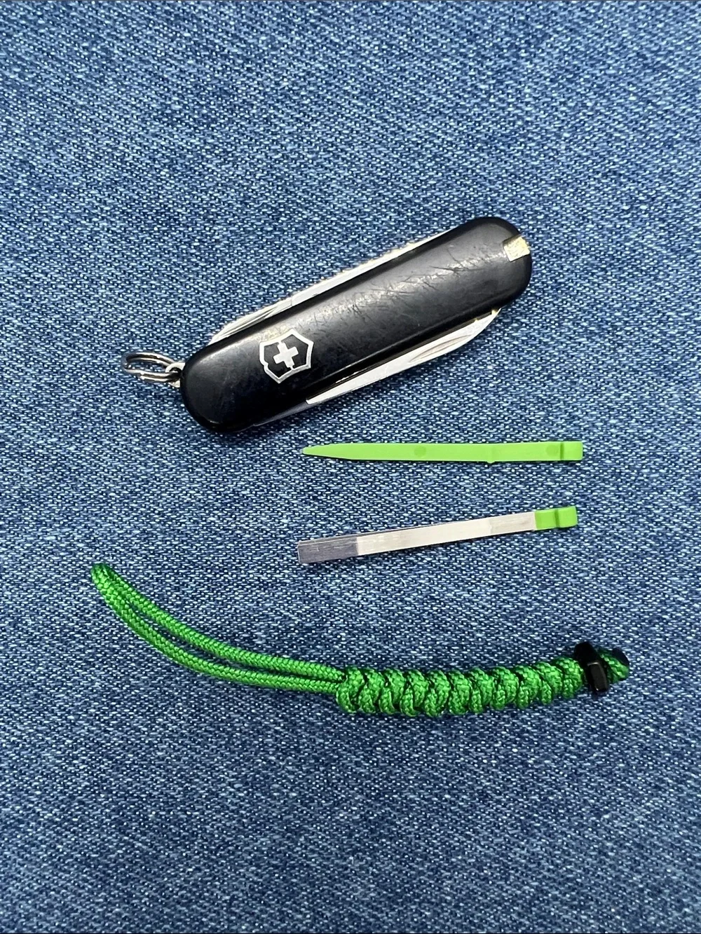 Victorinox Classic SD Swiss Army Knife 58mm SAK with Paracord Lanyard Preowned